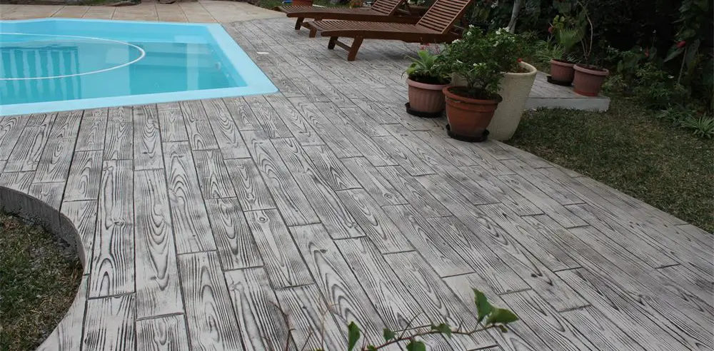 hormigon-impreso-madera-para-piscina