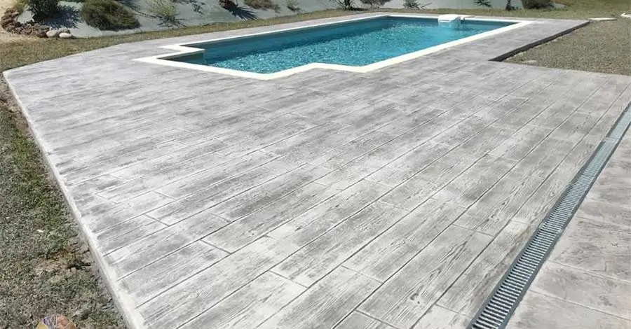 hormigon-impreso-piscina-madera