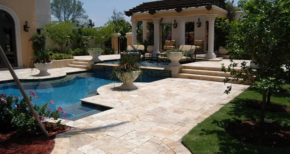 suelo-travertino-patio